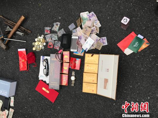 图为：警方查获的赃物。萧山警方供图