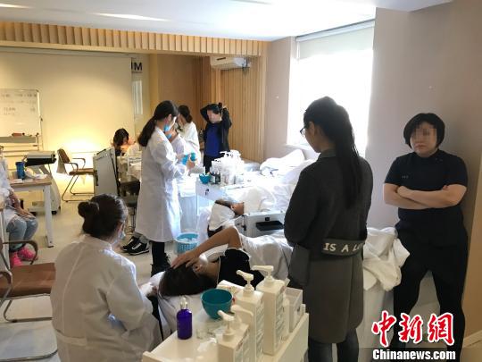 图为：消费者使用玻尿酸、美白面膜等假药、假器材现场。 王一彬 摄