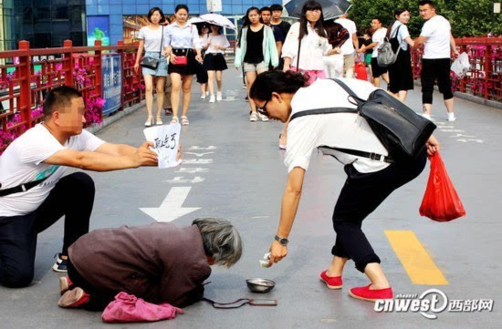男子举牌揭示职业乞丐 记者调查：西安重点商圈