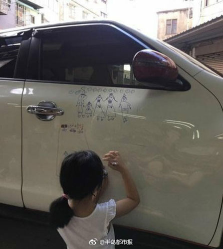 太有爱！女儿车上画画 爸爸：被开罚单也不擦
