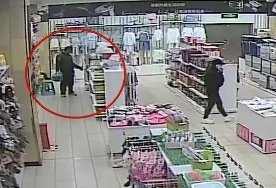 男子杭州超市里偷内衣被抓老乡竟从警察手里抢