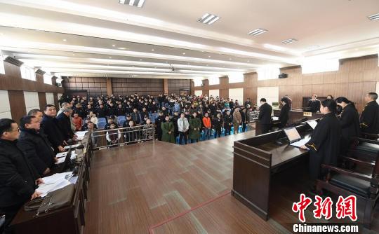 2月5日，各被告人的亲属、部分人大代表、政协委员及各界群众近200余人旁听了宣判。法院供图