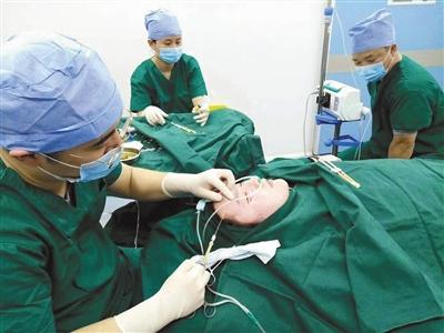 北京某三甲整形医院医生靳琦（左一）在为医疗美容求医者做面部整形手术。受访者提供