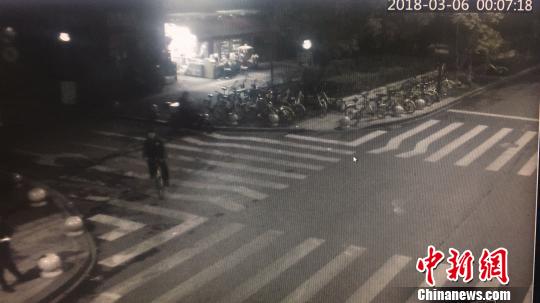 3月6日凌晨，失踪少年出现在监控画面中。滨江警方 供图