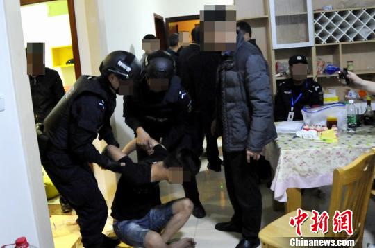 广州警方抓捕涉案贩毒嫌疑人现场。　程景伟 摄
