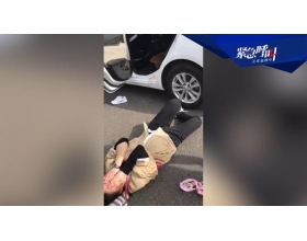 女子被吸毒男捅伤 从车内爬出来求救