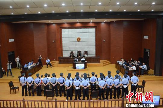 广西北海开庭审理一起重大涉黑案件23名被告人受审