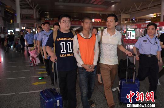 上海警方破获跨境电信诈骗案6名嫌犯被押解回沪