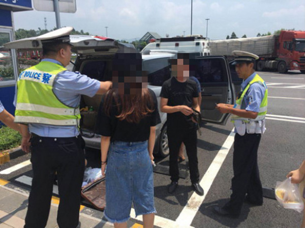 王恬(左二)报警称被绑架后,民警驱车130余公里找到她.九龙坡警方 供图