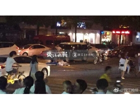 杭州闹市区一奔驰撞十余行人 已两人死亡