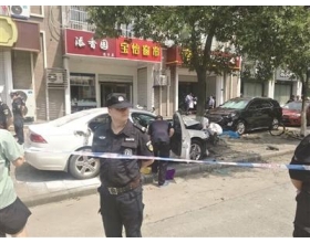 南京男子撞车后当街砍杀一男一女 警方已在调查