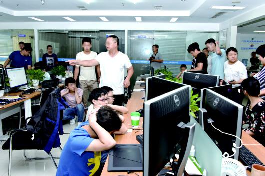  8月1日，四川少轩网络科技有限公司抓捕现场。　警方供图