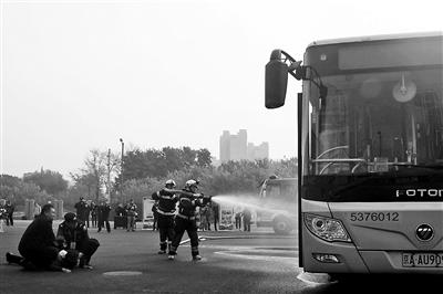 北京警方开展公交车应急处突演练