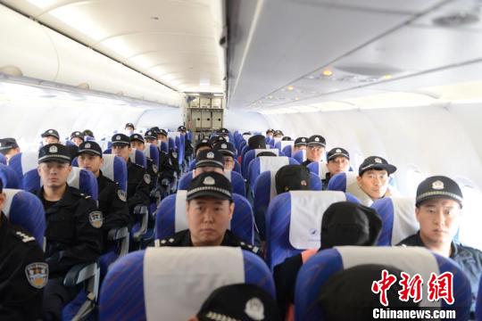 民警乘包机押解14名嫌疑人返回长春 警方供图 摄