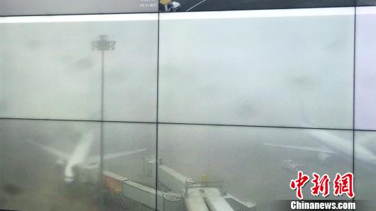 乌鲁木齐国际机场停机坪飞机被大雾包围。　何永贤　摄