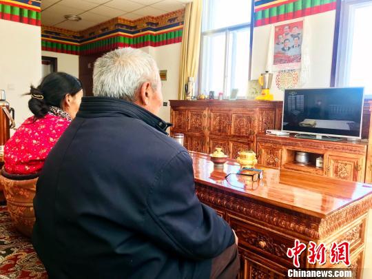 今年，西藏阿里广播电视台已经完全实现电视节目采、编、播高清化，成为西藏自治区首批实现高清制播的电视台。图为阿里地区老人在家看高清电视节目。　单珍卓玛 摄
