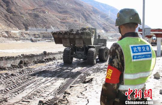 图为驻藏武警某部交通三支队官兵紧急清理淤泥。　杨宁 摄