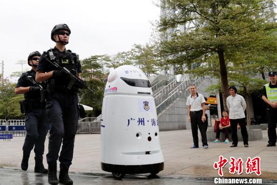 广州首个警用机器人15日起在广州塔景区上岗执勤。　通讯员 摄