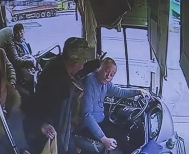 男子因坐过站挥拳打公交司机 警方已着手调查