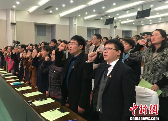 南京名校教师集体签署承诺书，并宣誓遵守自己的承诺。　申冉 摄