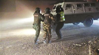 新疆现12级大风 武警开装甲车救人