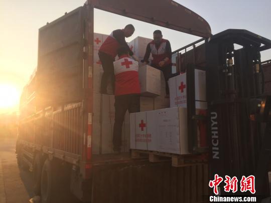 工作人员正在装运救灾物资。　四川省红十字会 摄