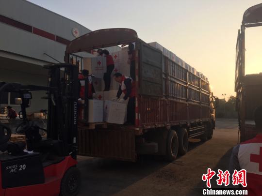 工作人员正在装运救灾物资。　四川省红十字会 摄