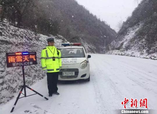 图为2018年12月，甘肃交警在雨雪天中执勤。(资料图) 龙丹丹 摄
