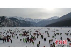 全国各地游客齐聚新疆天山天池欢度新年