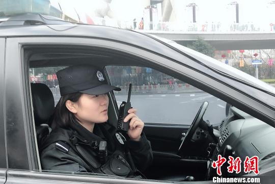 新年坚守在上海街头的“黑警服”