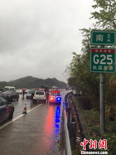 惠河高速一客车与油罐车相撞 致1人死亡