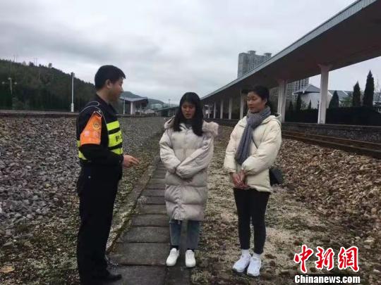 福建两女学生上铁路拍抖音危急时刻被民警救下