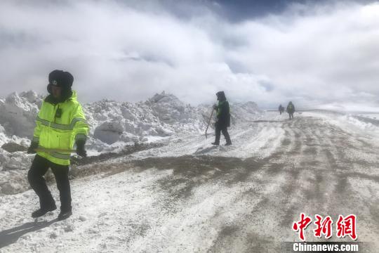 西藏安多民警海拔5200米执勤守“天路”