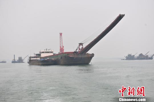 长江航运警方查获“隐形”吸砂船 抓获17人