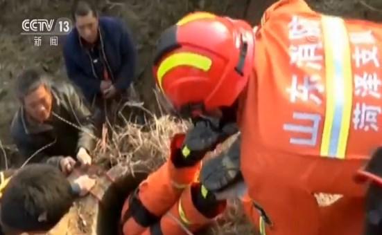 5岁女童坠井被困 消防“倒挂”救援