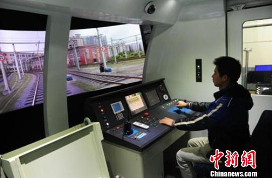 图为重庆公共运输职业学院学生在实训室学习城市列车操作。校方供图