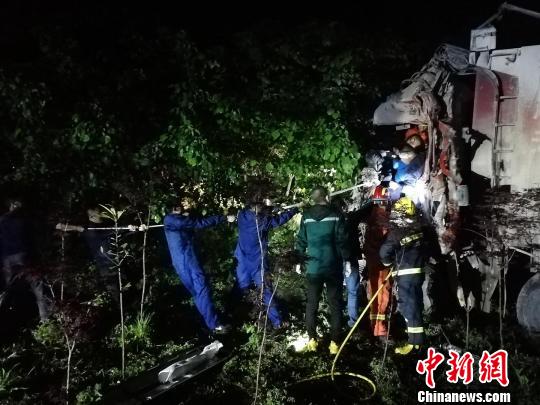 湖北荆州：多人“拔河”营救被困驾驶员