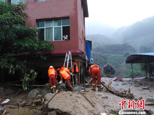 突发山洪 消防已救出19名被困者疏散50余人