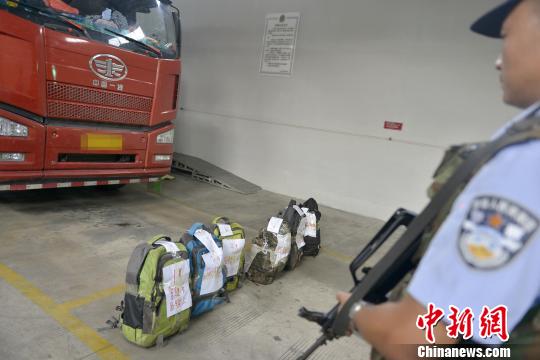 货车驾驶室藏毒近95公斤 民警：“太少见了”