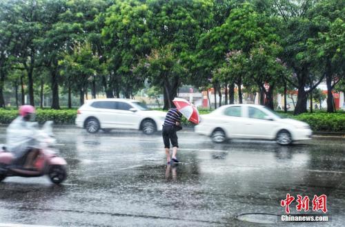 台风“韦帕”华南沿海掀狂风骤雨 风暴潮警报升
