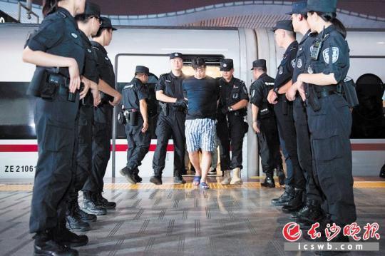 公安部A级通缉令逃犯被押回长沙