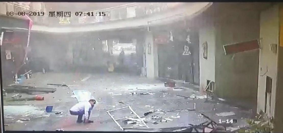 商业街内小吃店煤气泄漏引发闪爆 致2人受伤