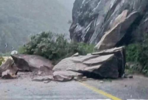 暴雨引发山体巨石滑落 316国道中断