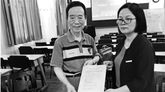 退休教师夫妇签署遗体捐献志愿书