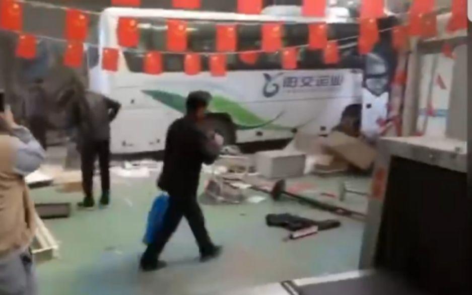 大巴车失控冲进客运站候车室 致2死1伤