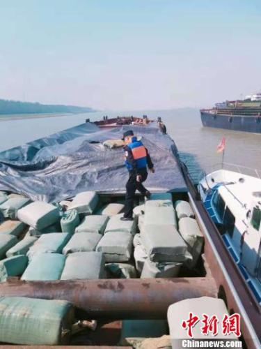 长江非法采砂船伪装运稻货船被查获