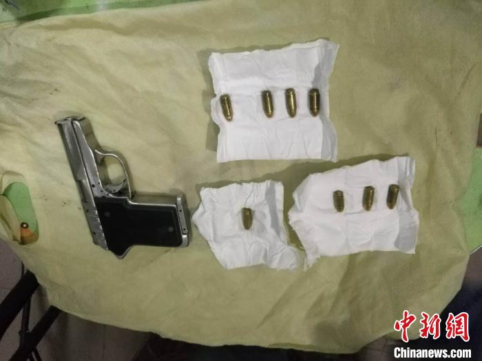 警方缴获的枪支和子弹。广州警方 供图