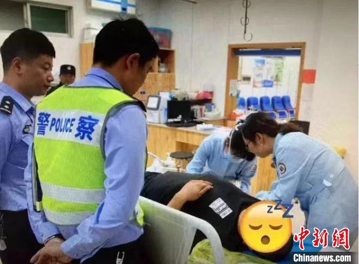 民警将陈某送往医院救治。嘉兴公安供图