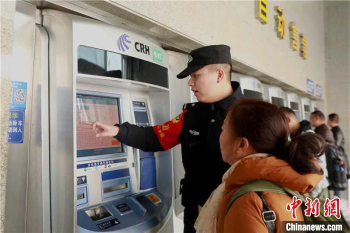 民警帮助旅客在自动售票机上进行购票。 贵铁警方供图