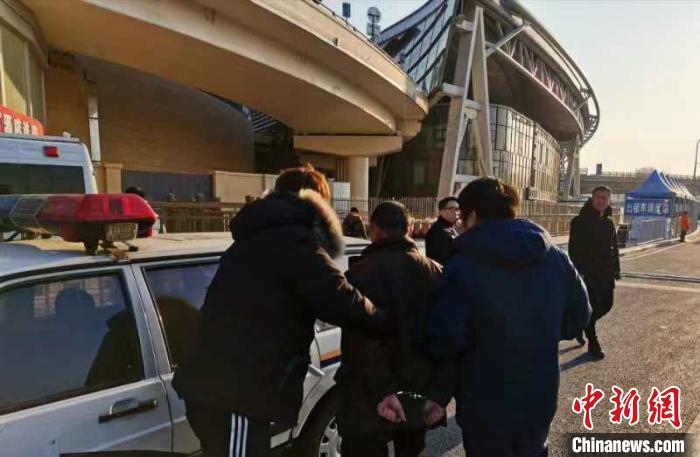 北京铁路警方1月1日发布消息称，2名在逃嫌疑人当日相继落网北京站和北京南站。　李安琪 霍建龙 摄